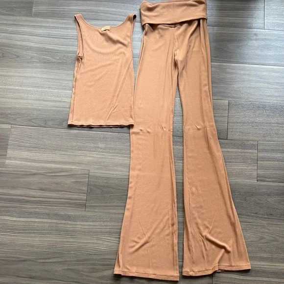 SKIMS Soft Lounge Rib Tank & Foldover Flare Pants Set Camel Tan XS/S - Picture 5 of 6